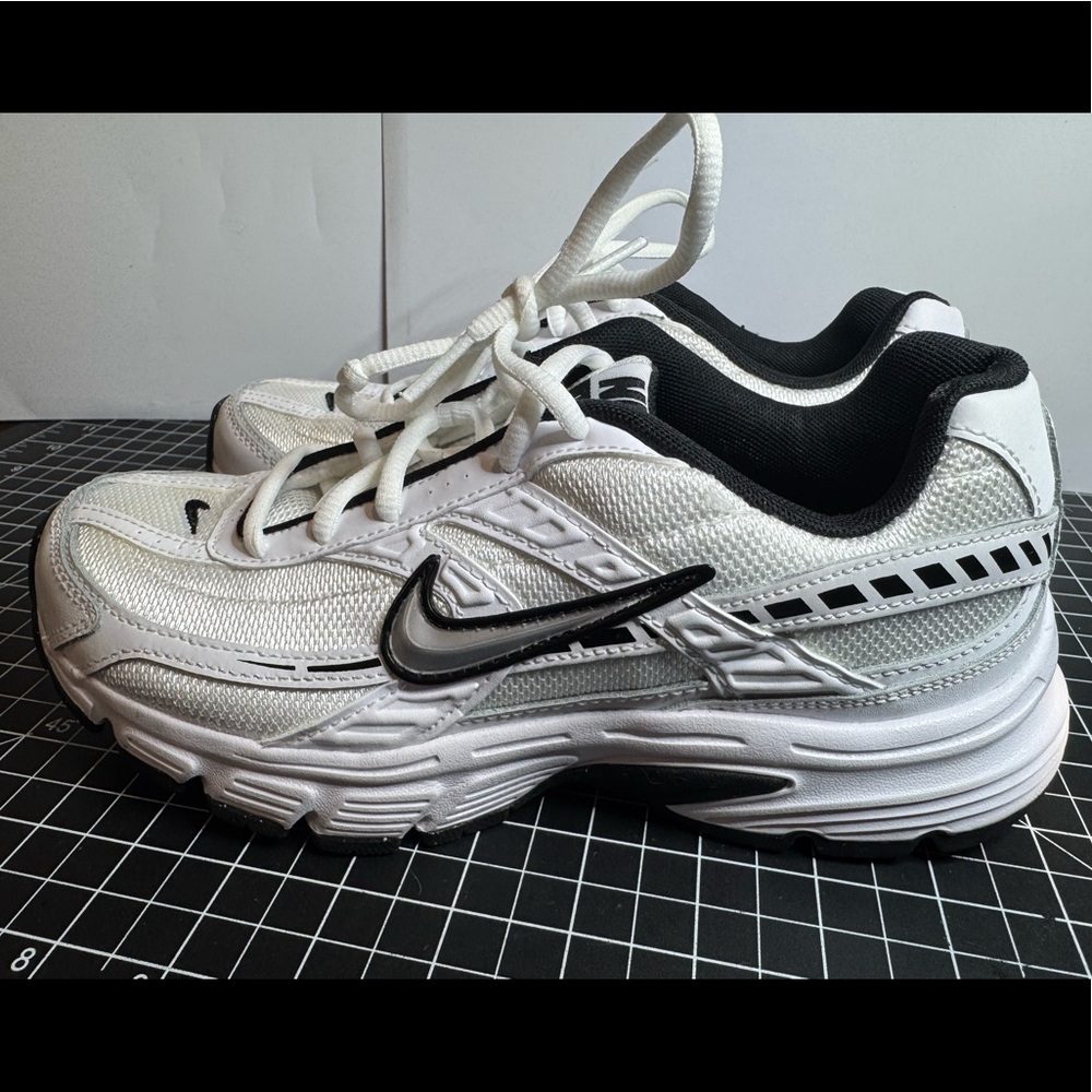 Women’s Nike Initiator Sneakers White Black Metallic Size 7 FQ6873-101